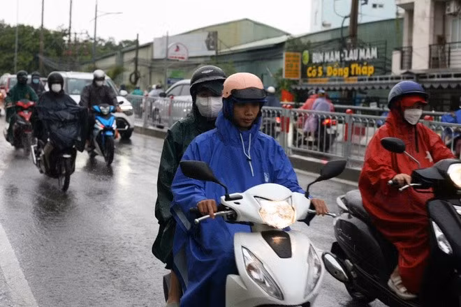 Người dân tham gia giao thông vất vả, di chuyển chậm trong cơn mưa