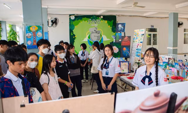 TP.HCM: Tăng số buổi học từ năm 2027, teen THPT xoay sở thế nào để thích ứng?