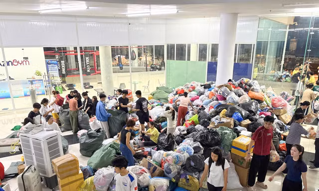 Sinh viên tất bật ngày đêm tiếp nhận hàng hóa cứu trợ gửi đến đồng bào miền Trung