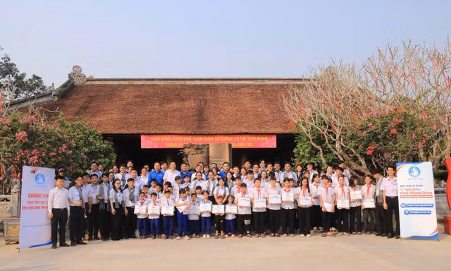 Hành trình về nguồn "Từ ngòi pháo Chín tháng Giêng đến con đường Cách mạng"