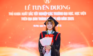 Bàn tay chai sạn của bố mẹ nâng bước con trở thành thủ khoa