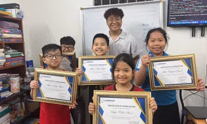 Từ học sinh giỏi Địa lý đến thầy giáo ngoại ngữ Gen Z với lớp học gần 100 học sinh