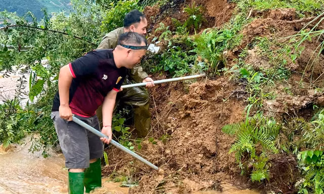 Công an kịp thời cứu người bị nước lũ cuốn trôi ở Mù Cang Chải, Lào Cai