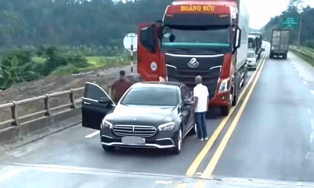 Tài xế Mercedes chặn xe đầu kéo giữa cao tốc vì bị thúc ép đi nhanh