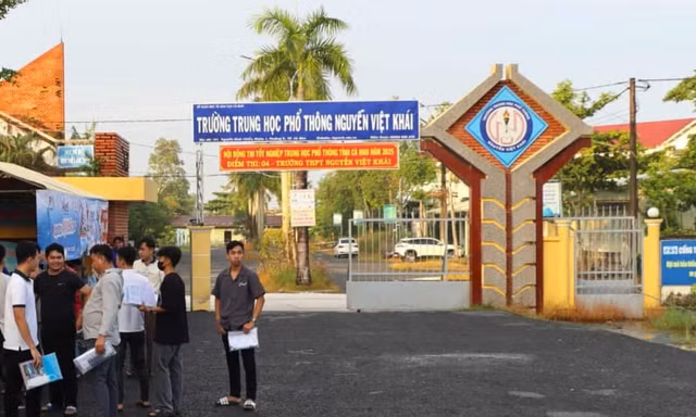 Trường cấp 3 bị ‘tuýt còi’ vì sắp xếp giáo viên gây hoang mang