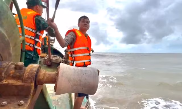 Chìm tàu cá, 2 ngư dân trôi dạt trên biển