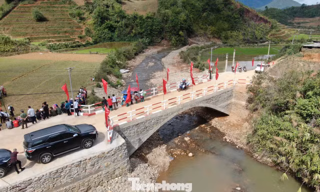 Khánh thành cầu thiện nguyện tải trọng hơn 10 tấn vào bản nghèo ở Lào Cai