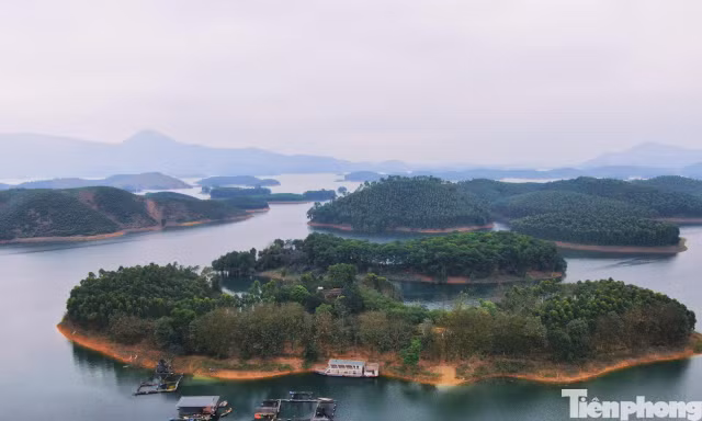 Người dân mưu sinh trên lòng hồ Thác Bà.