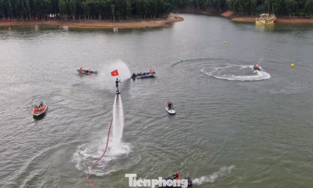 Lần đầu tiên trình diễn flyboard trên hồ Thác Bà