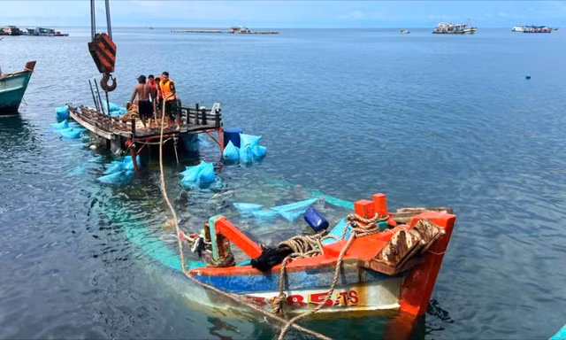 Trục vớt, kéo tàu cá bị chìm trên biển Cà Mau vào bờ