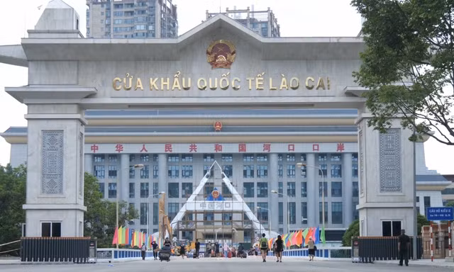 Xuất hiện tình trạng ném 'bom bẩn' trả thù cán bộ hải quan Lào Cai