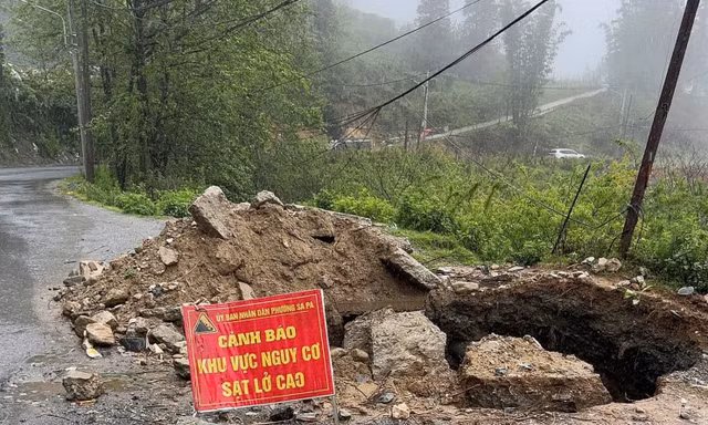 Nhiều hố sụt chềnh ềnh giữa đường Sa Pa, chính quyền cảnh báo nóng