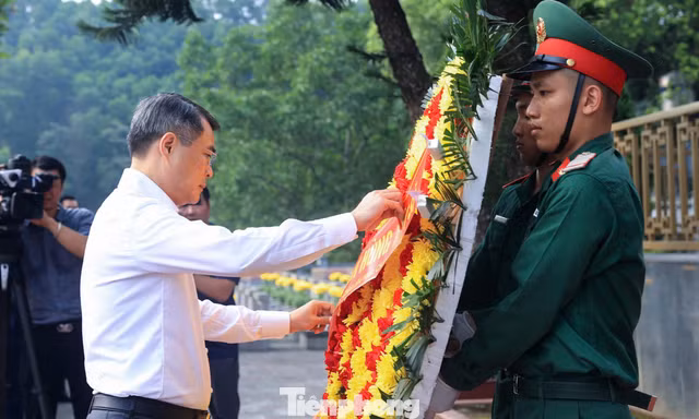 Thủ tướng dâng hương tưởng niệm các Anh hùng liệt sĩ tại Lào Cai