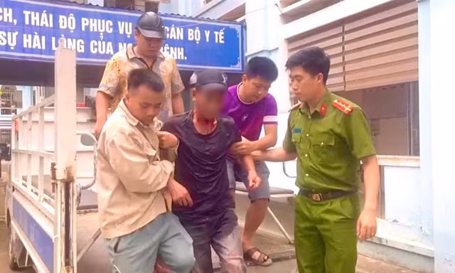 Công an đưa người đàn ông tự dùng gạch đập vào đầu đi cấp cứu