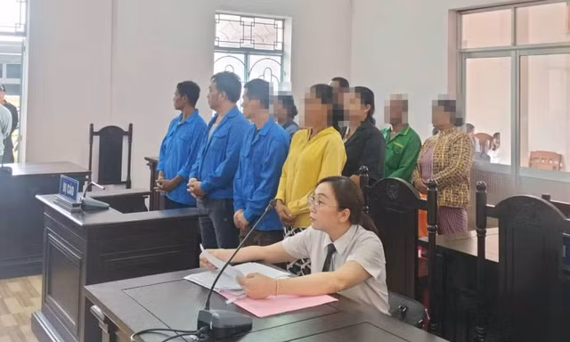 Mẹ và người thân lừa bán con gái ra nước ngoài làm vợ