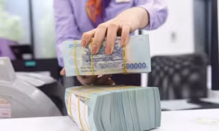 Hút ròng hơn 2.500 tỷ khỏi hệ thống, vì sao lãi suất ngân hàng vẫn tăng cao?