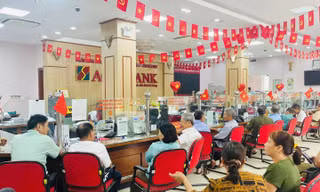 Ngân hàng làm việc xuyên lễ, chuyển 100.000 đồng quà tới người dân