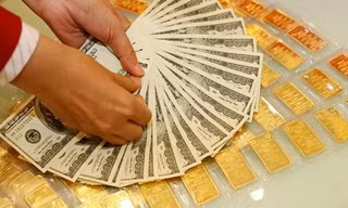 Giá vàng SJC tăng nhẹ, USD tự do giảm mạnh