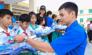 Báo Tiền Phong và Quỹ Vì Tầm Vóc Việt tiếp sức đồng bào vùng lũ Đà Nẵng