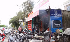 Ngâm trong nước lũ suốt tuần, hàng ngàn xe máy xếp hàng chờ 'cứu' 