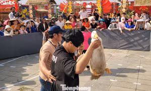 Người dân Đà Nẵng cười nghiêng ngả xem 'bịt mắt bắt vịt'
