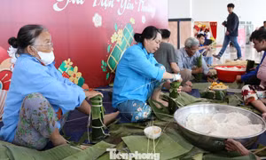 Bệnh nhân ung thư ở Đà Nẵng gói bánh tét, chụp ảnh áo dài đón Tết sớm