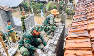 Lính tăng thiết giáp 'vượt nắng, thắng mưa’ dựng lại nhà cho người dân vùng lũ