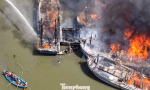 Cháy lớn tại bãi đậu tàu thuyền ở Gia Lai
