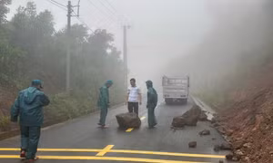 CLIP: Đá lớn lăn xuống mặt đường ở Gia Lai sau sạt lở