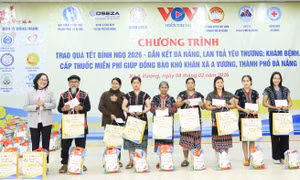 Trao 1.300 suất quà Tết cho người dân hai xã biên giới và công nhân có hoàn cảnh khó khăn