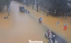 Mưa lớn khiến nhiều tuyến đường ở Huế ngập trở lại