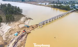 Cầu sập sau lũ, người dân Đà Nẵng đi đường vòng hàng chục cây số mưu sinh