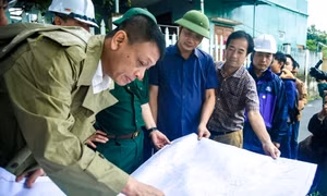 Bí thư Thành ủy Đà Nẵng kiểm tra, chỉ đạo ứng phó bão số 12 tại các điểm xung yếu 