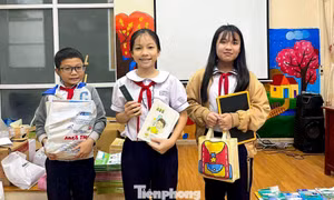 Dành dụm từng đồng lẻ, học sinh Đà Nẵng góp sách vở tặng bạn vùng lũ