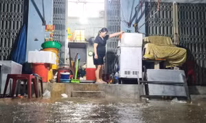 Mưa trở lại, nước tràn vào chợ, tiểu thương Đà Nẵng nháo nhác dọn hàng trong đêm