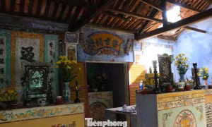 Vào di tích dâng hương, phải đội mũ bảo hiểm