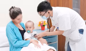 Bé trai 9 tháng tuổi người Kazakhstan thoát nạn sau khi nuốt kim băng sắc nhọn