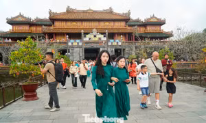 Du khách ùn ùn ‘xông đất’ Đại nội Huế