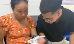 Phát hiện trẻ sơ sinh còn dây rốn bị bỏ trước cổng chùa ở Huế