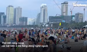 Nóng như đổ lửa, biển Đà Nẵng đông nghịt từ sáng đến tối