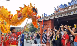 Khách Tây chen chân xem diễu hành ở Hội An