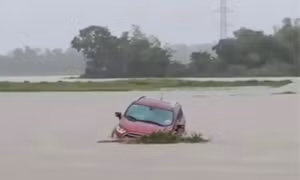 Ô tô suýt bị lũ cuốn khi qua đường ngập ở Đà Nẵng
