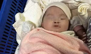 Bé sơ sinh bị bỏ rơi trước cổng nhà dân, kèm thư tay 'con là sinh viên, trót dại'