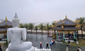 Xin lộc đầu năm ở ngôi chùa view biển nổi tiếng nhất Thanh Hóa