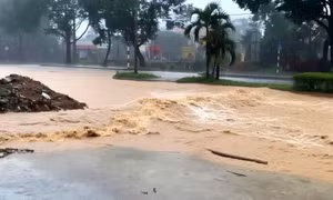 Huế kêu gọi tàu thuyền vào bờ, di dời khẩn cấp nhiều hộ dân do mưa rất lớn, gió mạnh