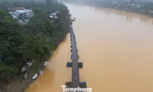 Cầu phao trôi xa 2km, dân thượng nguồn sông Hương lao đao