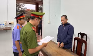 Mâu thuẫn gia đình, chồng chém vợ rồi uống thuốc sâu, thắt cổ, cho tay vào ổ điện để tự sát nhưng bất thành