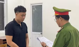 Giả danh công an dừng xe kiểm tra, ép nữ sinh đi nhậu rồi hiếp dâm 