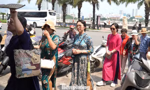 Khách Tây 'may nóng' áo dài, đu trend chụp ảnh Tết Việt