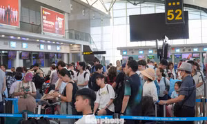 Dòng người nối dài làm thủ tục chuyến bay rời Đà Nẵng 